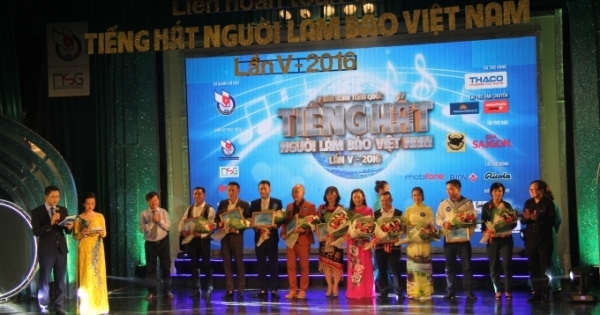 Rộn ràng Đêm Bán kết Liên hoan toàn quốc Tiếng hát người làm báo Việt Nam năm 2016 tại Đà Nẵng