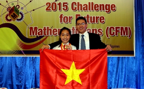 Ho&agrave;ng Minh Tuệ v&agrave; em g&aacute;i - Nữ sinh lớp 8 đạt TOEFL iBT 114/120 tại Philippines.