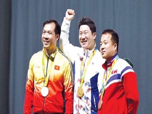 Ho&agrave;ng Xu&acirc;n Vinh (b&ecirc;n tr&aacute;i) với tấm HCB Olympic 2016. Ảnh: NEWSOK