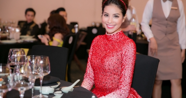 Hoa hậu Phạm Hương diện style công chúa với đầm đỏ quyến rũ đi dự sự kiện