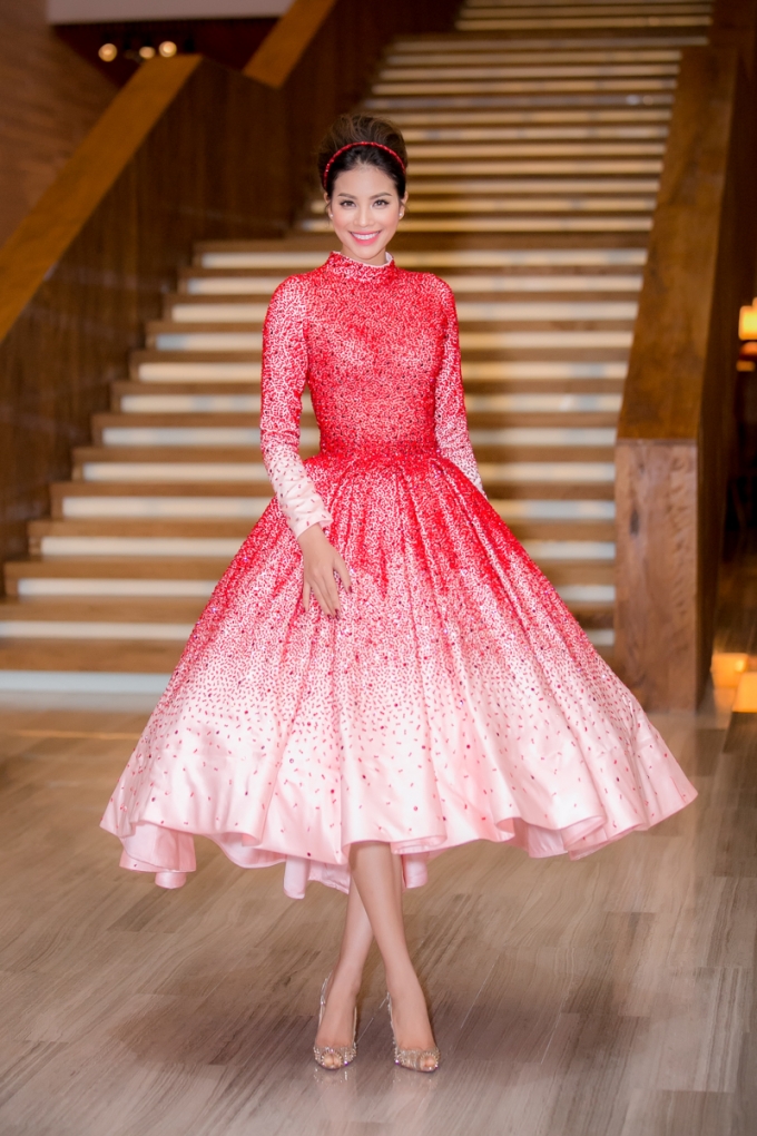 Hoa hậu Phạm Hương diện style công chúa với đầm đỏ quyến rũ đi dự sự kiện