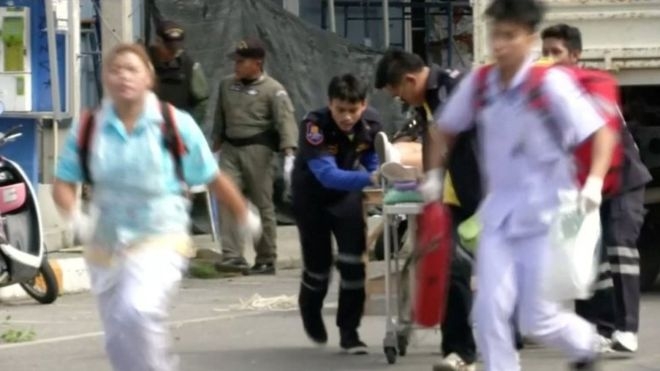C&aacute;c nạn nh&acirc;n trong 2 vụ đ&aacute;nh bom k&eacute;p ở Hua Hin được đưa đi cấp cứu. (Ảnh: Reuters)
