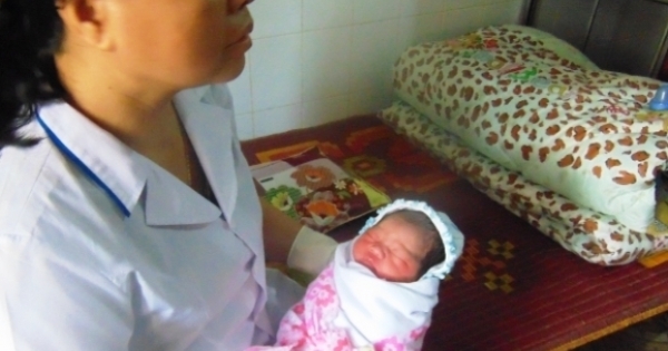 Hà Tĩnh: Phát hiện một bé gái sơ sinh bị bỏ lại trước cổng chùa