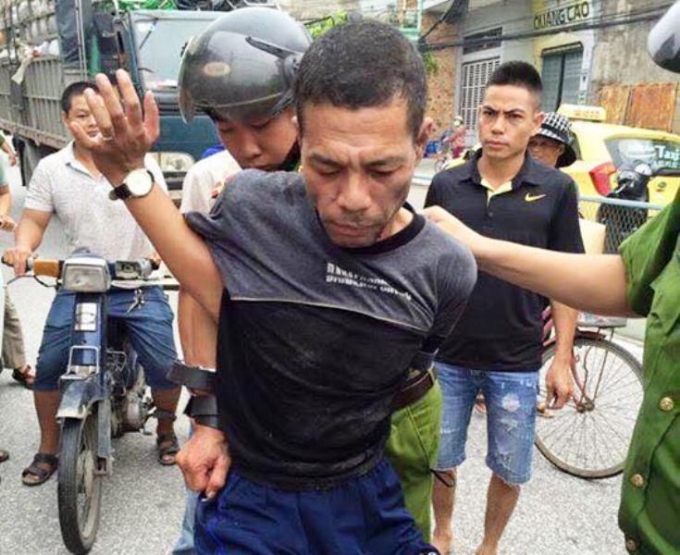 Đối tượng Nguyễn Văn Tuấn bị bắt giữ khi đang định th&aacute;o chạy khỏi hiện trường.