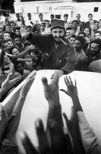 H&igrave;nh ảnh hồi trẻ của &ocirc;ng Fidel thường gắn với điếu x&igrave; g&agrave;. (Ảnh: Getty)
