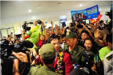 “Biển người” chào đón xạ thủ Hoàng Xuân Vinh tại sân bay Nội Bài