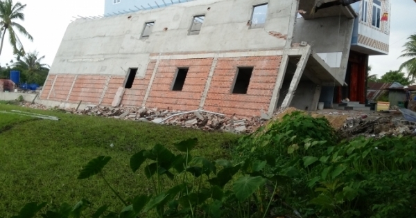 TP HCM: Nhà đang xây sụp nghiêng đè nhà bên cạnh