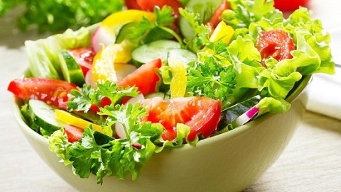 Khi ăn salad hay rau sống tốt nhất h&atilde;y chọn những loại rau xanh kh&ocirc;ng bị &ocirc; nhiễm&nbsp;