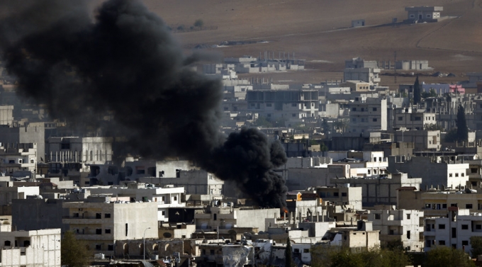 Kh&oacute;i bốc l&ecirc;n m&ugrave; mịt từ thị trấn Kobani ở Syria. (Ảnh: Reuters)