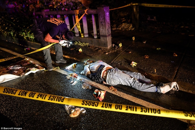 Hiện tại, h&igrave;nh ảnh thi thể của người nghiện ma t&uacute;y nằm s&otilde;ng xo&agrave;i dưới đất l&agrave; điều kh&ocirc;ng c&ograve;n xa lạ đối với người d&acirc;n Manila bởi Tổng thống Duterte từng tuy&ecirc;n bố: