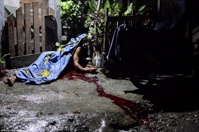 Một người đ&agrave;n &ocirc;ng bị bắn chết trong cuộc tập k&iacute;ch của cảnh s&aacute;t v&agrave;o c&aacute;c khu ổ chuột ở Manila. (Ảnh: Daily Mail)