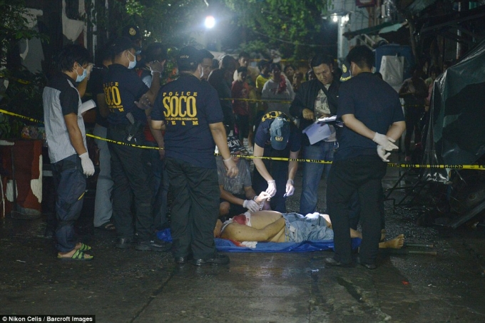 Cảnh s&aacute;t Philippines cho biết họ đ&atilde; giết chết 550 nghi phạm ma t&uacute;y trong khi bắt giữ gần 8.000 người kh&aacute;c kể từ cuộc bầu cử th&aacute;ng 5. (Ảnh: Daily Mail)