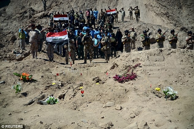 Qu&acirc;n đội Iraq khai quật ng&ocirc;i mộ tập thể những người l&iacute;nh nước n&agrave;y bị IS s&aacute;t hại. (Ảnh: Reuters)