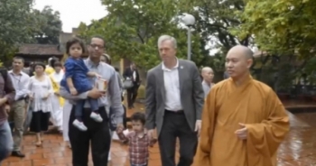 Đại sứ Mỹ làm lễ Vu Lan tại chùa Kim Liên