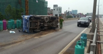 Hà Nội: Lật xe chở gas khiến đường vành đai 3 ùn tắc