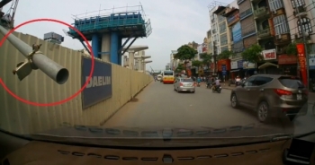 Hà Nội: Thi công ẩu dự án đường sắt trên cao, ống sắt đổ suýt cắm thẳng đầu xe ô tô
