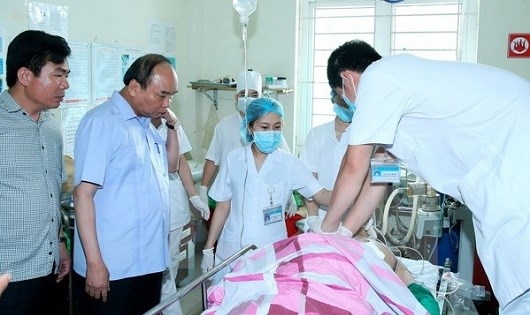 Thủ tướng Nguyễn Xu&acirc;n Ph&uacute;c thăm c&aacute;c nạn nh&acirc;n tại Bệnh viện Đa khoa tỉnh Y&ecirc;n B&aacute;i.