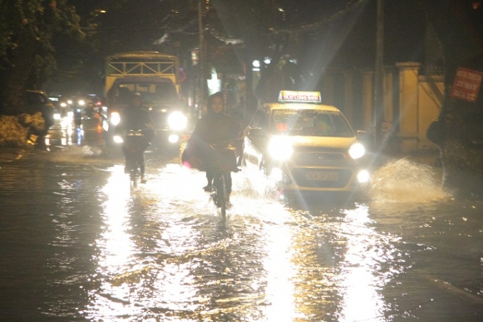 H&agrave; Nội: Nhiều con phố ngập nước sau cơn mưa!