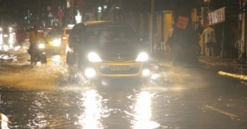 Hà Nội: Nhiều con phố ngập nước sau cơn mưa!