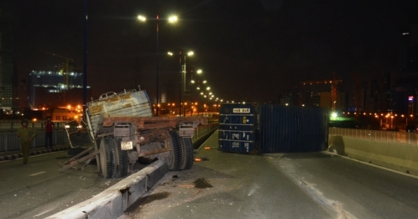 TP HCM: Phong tỏa cầu Sài Gòn vì xe container mất lái