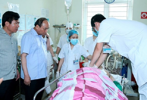 Thủ tướng Nguyễn Xu&acirc;n Ph&uacute;c&nbsp;tại Bệnh viện Đa khoa tỉnh Y&ecirc;n B&aacute;i. Ảnh:&nbsp;TTXVN.