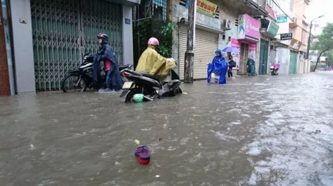 Đường Nguyễn Tr&atilde;i c&oacute; cốt kh&aacute; cao, nhưng vẫn bị ngập sau trận mưa chiều nay
