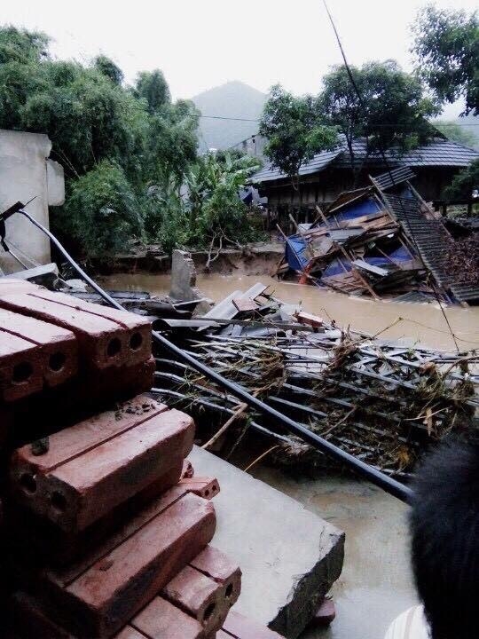 Nhiều ng&ocirc;i nh&agrave; ở &nbsp;huyện Văn B&agrave;n (L&agrave;o Cai) bị hư hỏng do ảnh hưởng của cơn b&atilde;o số 3. Ảnh: Laocaionline.