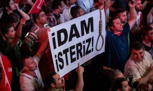Những người ủng hộ Tổng thống Thổ Nhĩ Kỳ biểu t&igrave;nh tại Quảng trường Kizilay tại Ankara, Thổ Nhĩ Kỳ.