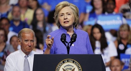 Ứng vi&ecirc;n Tổng thống Mỹ Hillary Clinton mắc bệnh nghi&ecirc;m trọng Ảnh: AFP