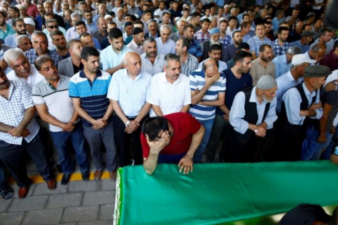 H&agrave;ng trăm người d&acirc;n Thổ Nhĩ Kỳ tập trung gần hiện trường vụ tấn c&ocirc;ng để cầu nguyện cho c&aacute;c nạn nh&acirc;n. (Ảnh: Reuters)