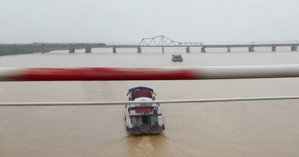 Hà Nội: Tàu chở hơn 300 tấn cát vàng bị chìm trên sông Hồng