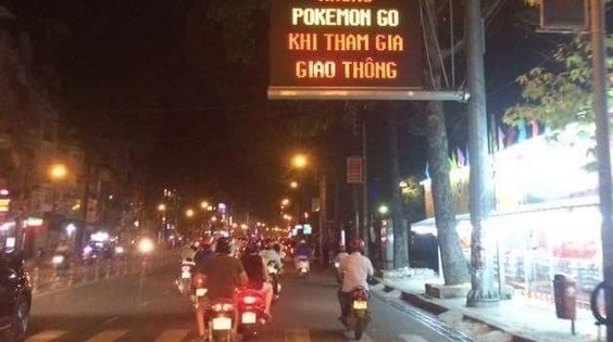 TP HCM: Cảnh báo không chơi Pokemon GO khi lái xe