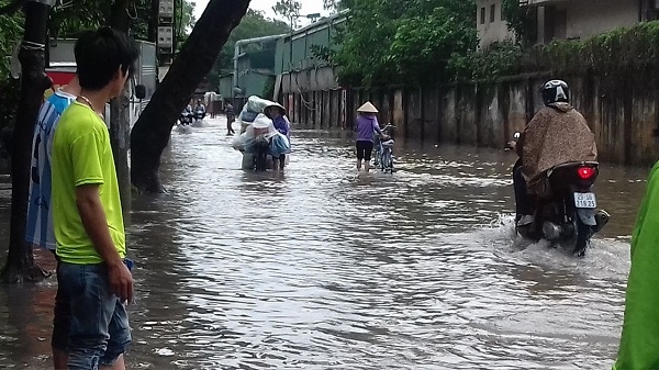 H&agrave; Nội: Sau cơn mưa tầm t&atilde;, nhiều tuyến phố biến th&agrave;nh s&ocirc;ng