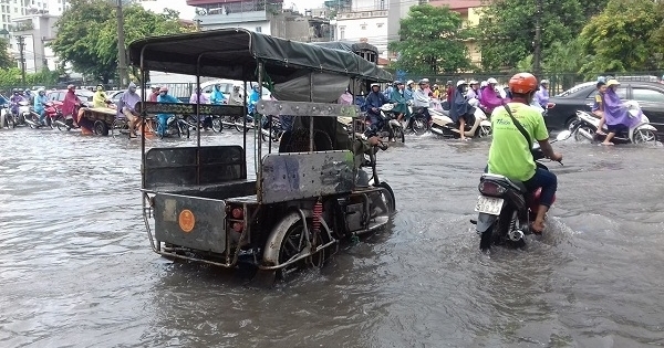 Hà Nội: Sau cơn mưa tầm tã, nhiều tuyến phố biến thành sông