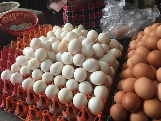 Trứng g&agrave; ta gi&aacute; rẻ được b&aacute;n tr&agrave;n lan ở chợ H&agrave; Nội.
