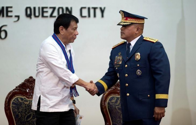 Tổng thống Duterte bắt tay Gi&aacute;m đốc Cảnh s&aacute;t Quốc gia Ronald Dela Rosa. (Ảnh: Reuters)