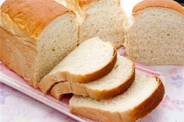 Người bệnh tiểu đường cần hạn chế thực phẩm chứa carbohydrate tinh chế như b&aacute;nh mỳ trắng.