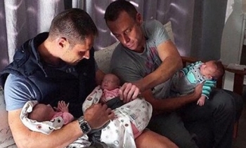 Cặp đồng tính nam đầu tiên trên thế giới sinh 3
