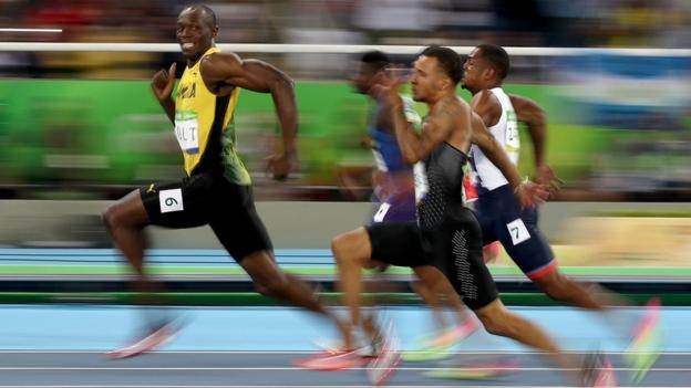 Usain Bolt vừa chạy vừa nh&igrave;n đối thủ&nbsp;v&agrave; cười ở b&aacute;n kết chạy 100m nam. Điều đ&oacute; cho thấy,