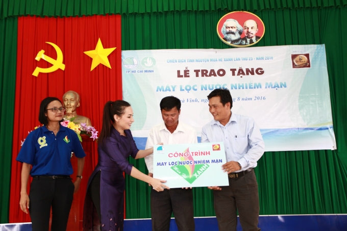 Phi Nhung trao tặng tượng trưng m&aacute;y lọc nước cho đại diện UBND x&atilde; Hiệp Thạnh.
