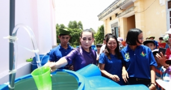 Ca sĩ Phi Nhung trao máy lọc nước nhiễm mặn cho đồng bào miền Tây