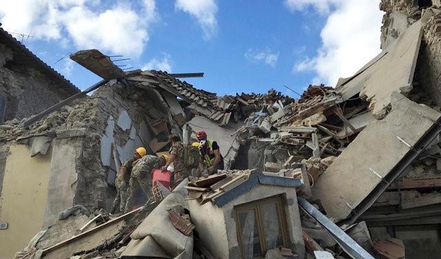 Nhiều ng&ocirc;i nh&agrave; bị đổ sập sau vụ động đất. (Ảnh: Reuters)
