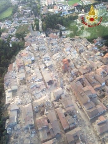 To&agrave;n cảnh vụ động đất chụp từ tr&ecirc;n cao ở thị trấn Amatrice. (Ảnh: Reuters)