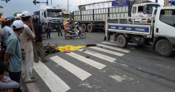 TP HCM: Đi làm về, nam công nhân bị xe bồn tông tử vong