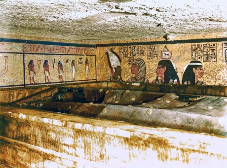 Nh&oacute;m khảo cổ cũng ph&aacute;t hiện mặt nạ v&agrave;ng v&agrave; c&aacute;c x&aacute;c ướp của những thai nhi sinh non b&ecirc;n trong lăng mộ của Tutankhamun.