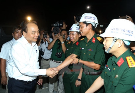 Thủ tướng Nguyễn Xu&acirc;n Ph&uacute;c thăm c&ocirc;ng trường x&acirc;y dựng hầm Đ&egrave;o Cả