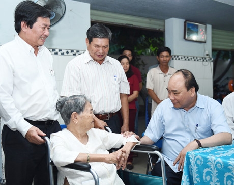 Thủ tướng thăm gia đ&igrave;nh ch&iacute;nh s&aacute;ch ở Ninh Thuận. Ảnh:VGP.