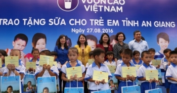 Vinamilk và Quỹ sữa Vươn cao Việt Nam trao tặng 111.000 ly sữa cho hơn 1.200 trẻ em  tỉnh An Giang