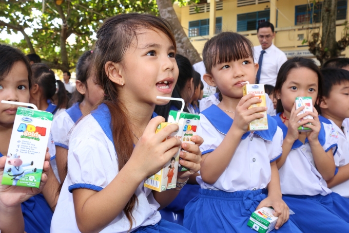Vinamilk v&agrave; Quỹ sữa Vươn cao Việt Nam trao tặng 111.000 ly sữa cho hơn 1.200 trẻ em  tỉnh An Giang