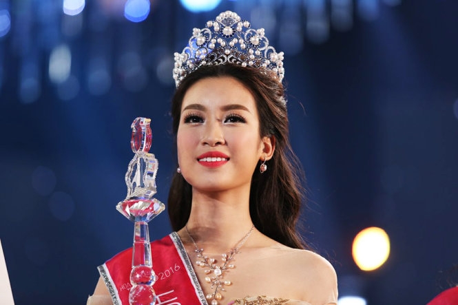 Gi&acirc;y ph&uacute;t đăng quang đầy hạnh ph&uacute;c của t&acirc;n Hoa hậu Việt Nam 2016 Đỗ Mỹ Linh.